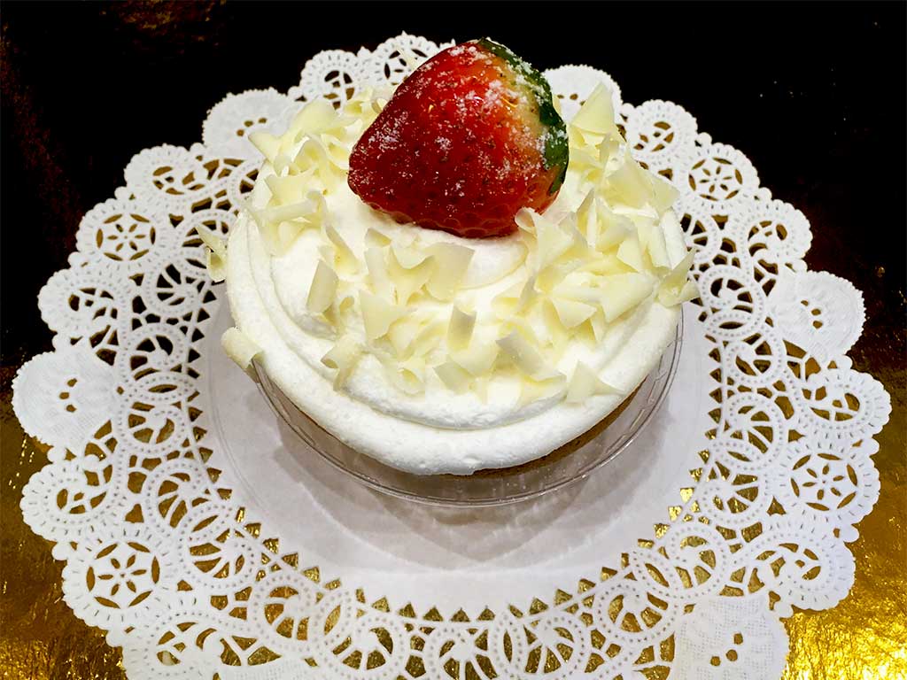 Vanilla Buttercream Cupcake - dessertsbygerard.com