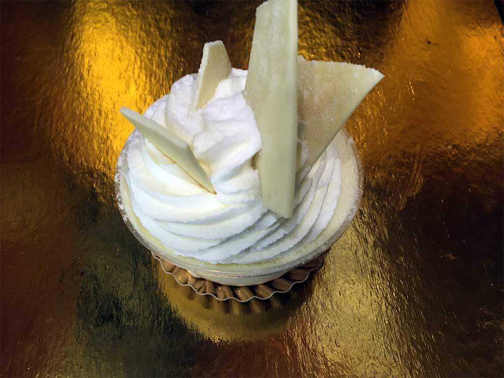 Individual white chocolate mousse cup - dessertsbygerard.com
